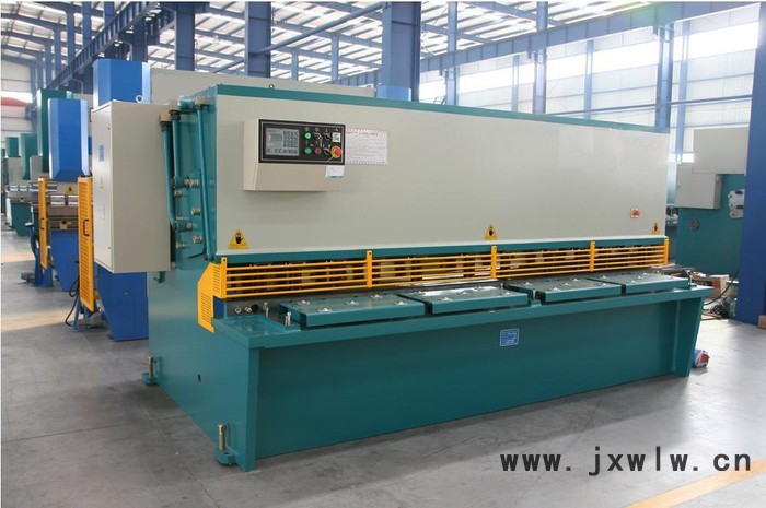 QC12K液壓擺式數(shù)控剪板機(jī) 買剪板機(jī)選鑫瑪特 剪板、折彎