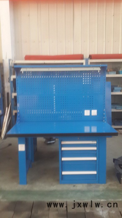 置物柜是一種放置物品的全封閉式的金屬儲物器具 適用于庫房、車間和生產(chǎn)辦公場所，存放工(量具、零配件，儀器儀表和圖紙資料