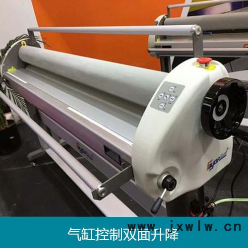 飛揚(yáng)全自動(dòng)覆膜機(jī) 冷裱機(jī) 湖南登騰廣告 覆膜機(jī)一臺(tái)也是批發(fā)價(jià)