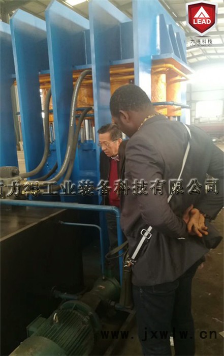 防盜門壓花機(jī)  新型框架式雙動門板壓紋機(jī) LEAD LDY1300-2500T鐵皮壓花機(jī) 質(zhì)保一年 遠(yuǎn)銷非洲