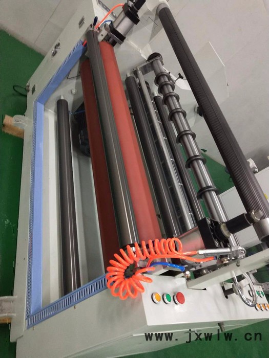 威翔瑞生產(chǎn)收卷分條機、自動分切機、自動開條機