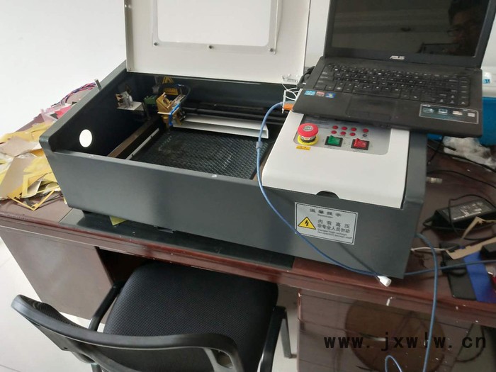 歐賽激光3020型激光雕刻機(jī) 激光切割機(jī) 手機(jī)切膜機(jī) 木刻畫(huà)雕刻機(jī) 挪車(chē)牌雕刻機(jī)