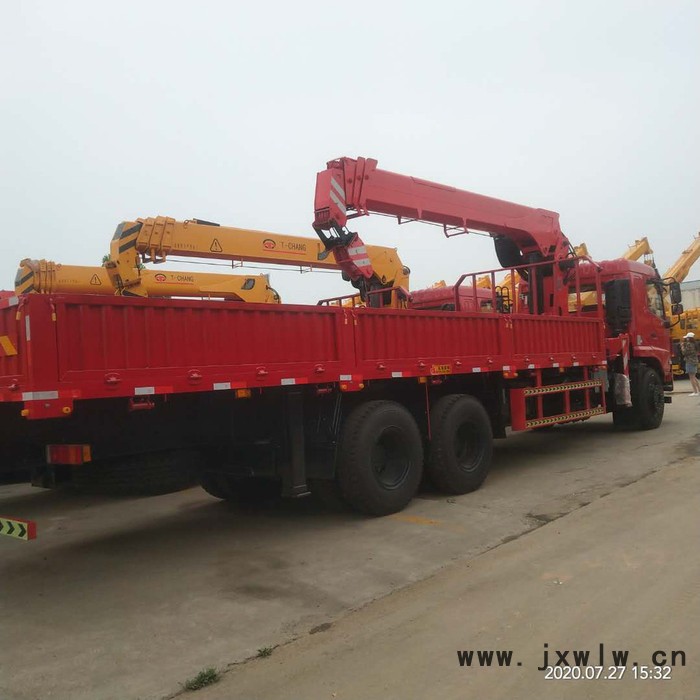 12噸汽車隨車吊操作視頻 12噸東風(fēng)吊裝運(yùn)輸一體車全出臂 玉柴發(fā)動機(jī)