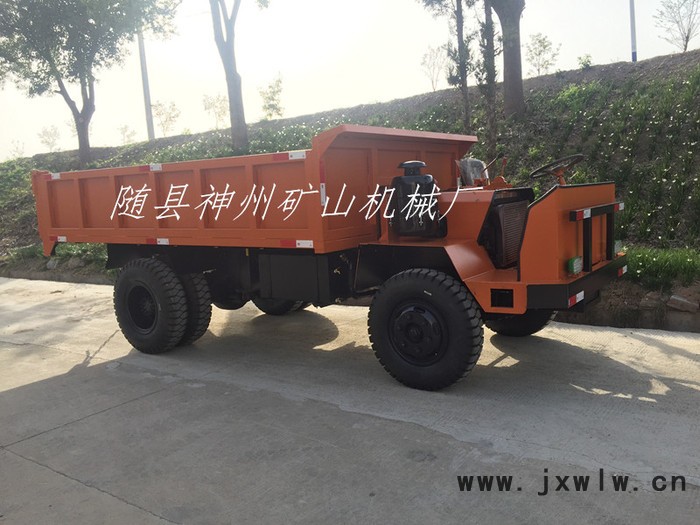 載重15噸六輪礦用車，大馬力中冷增壓發(fā)動機，18檔帶高低速變速箱，液壓方向，雙液壓自卸油缸，礦山加強型輪胎