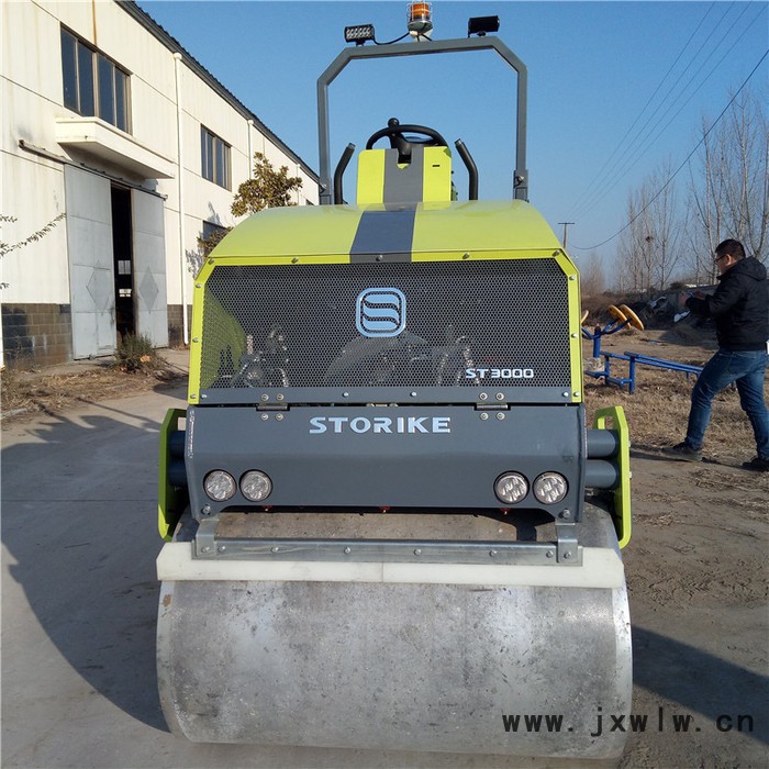 思拓瑞克ST3000 3噸壓路機現(xiàn)貨批發(fā) 新款鷹眼守望者號3噸座駕式壓路機 柴油三缸水冷發(fā)動機雙驅(qū)雙震壓路機爬坡好