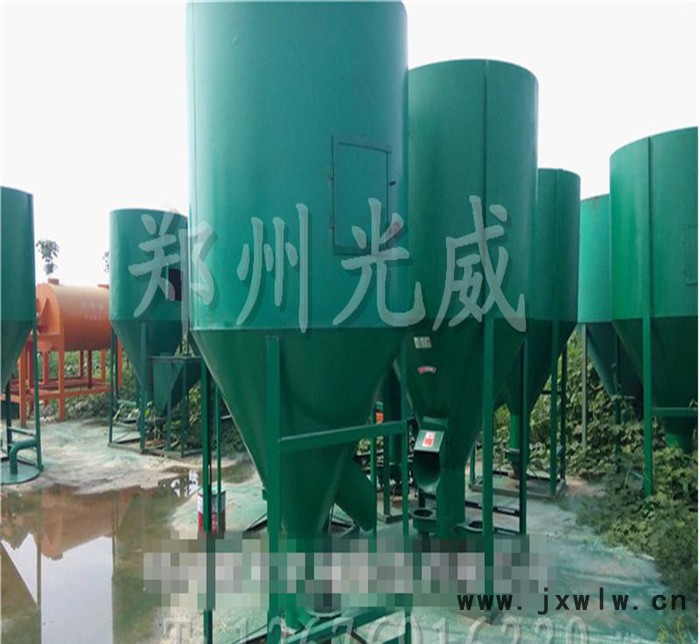 現(xiàn)貨飼料混合設(shè)備 新型飼料攪拌粉碎機 自吸式飼料混合機價格