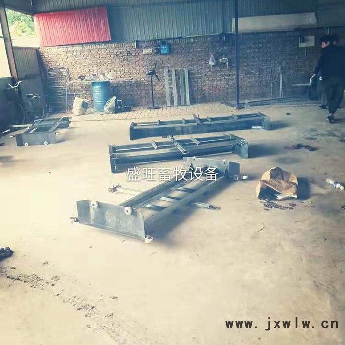 滄州盛旺畜牧全自動刮糞機   新型雞舍清糞設備批發(fā)零售  自動刮糞機種類齊全   雞舍糞尿分離設備