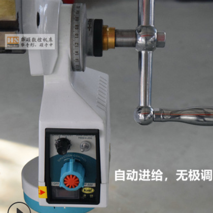 一臺(tái)山東炮塔銑床要什么價(jià)格？配置三軸數(shù)顯工作臺(tái)x走刀平口鉗